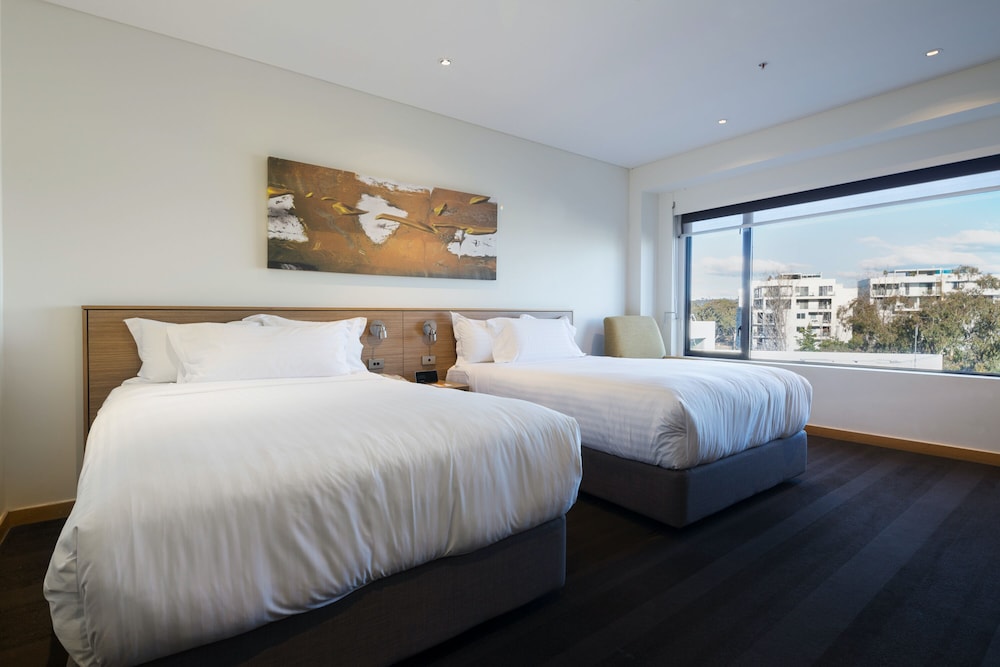 Crowne Plaza Canberra 19/81