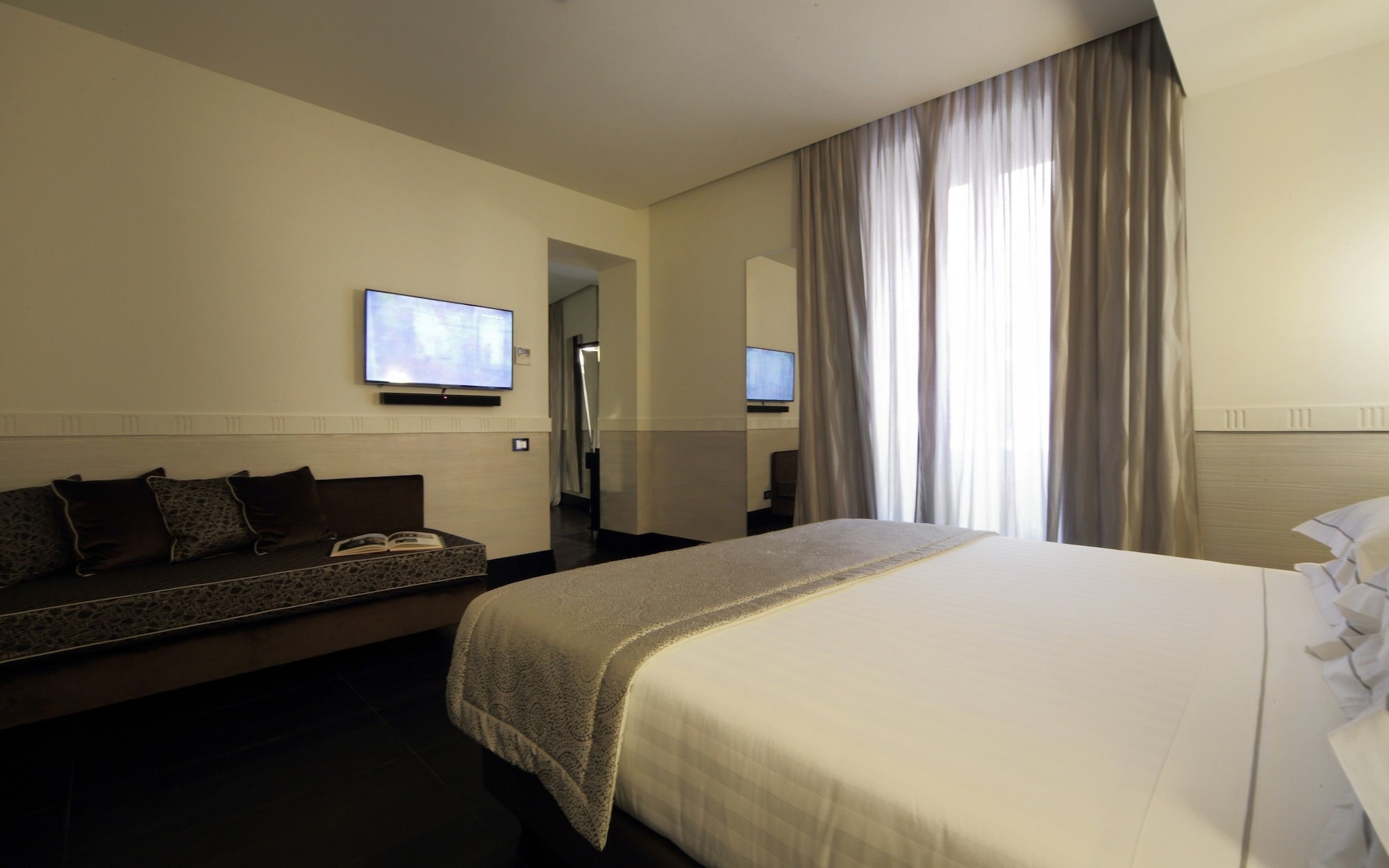 LUXURY, SUITE