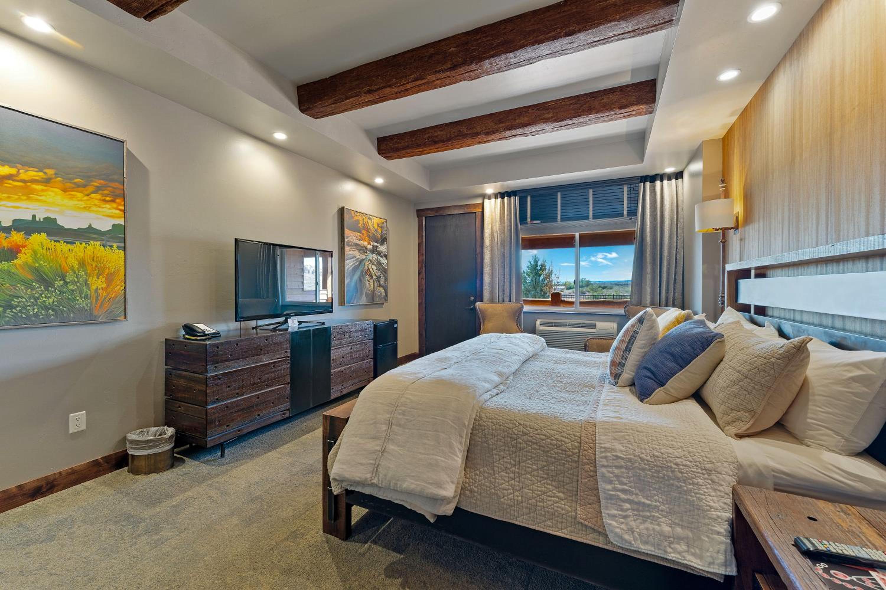 Superior, King Bed 3/7