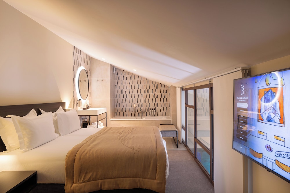 MEZZANINE, PRESTIGE, SUITE