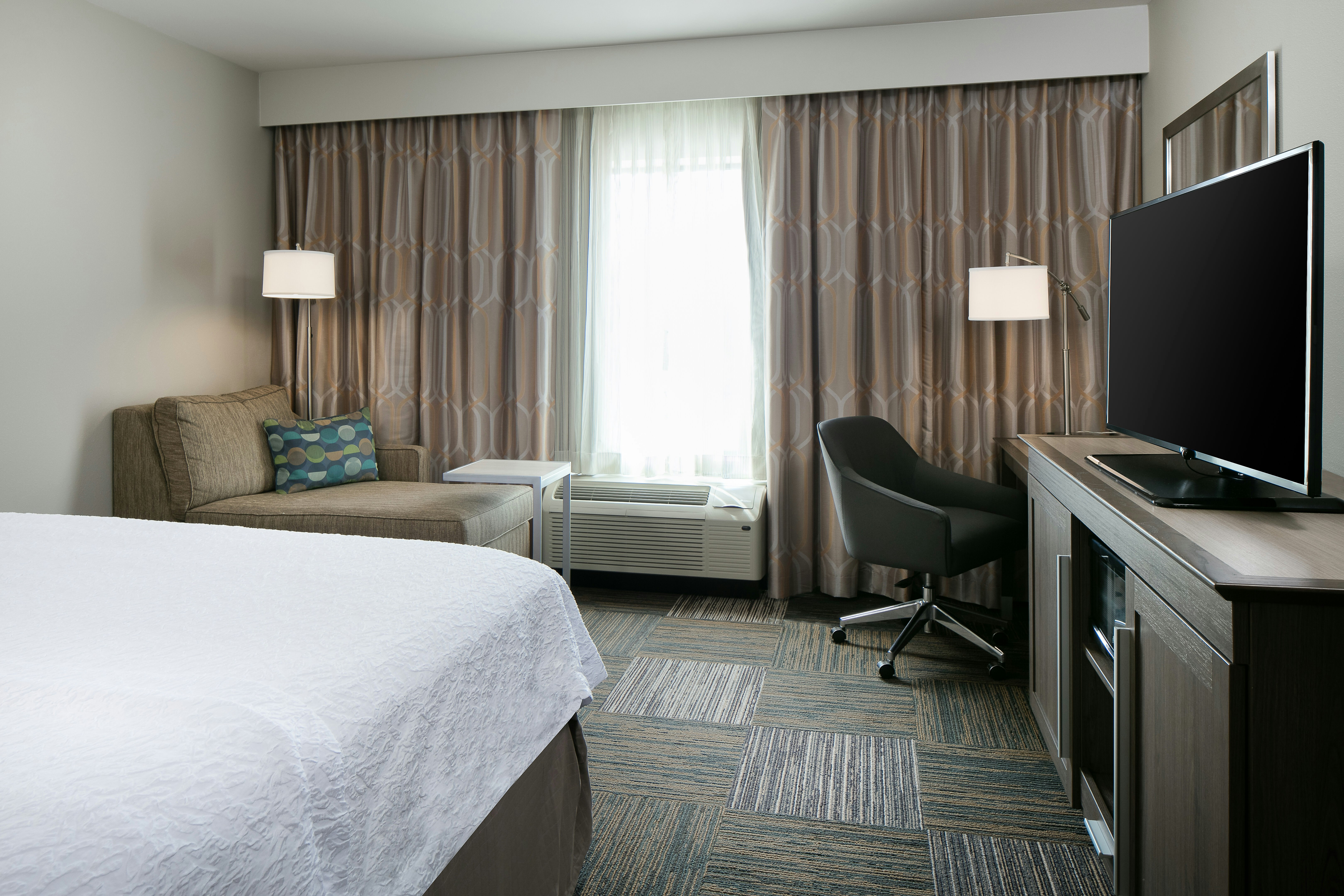 غرفة بسرير كينج