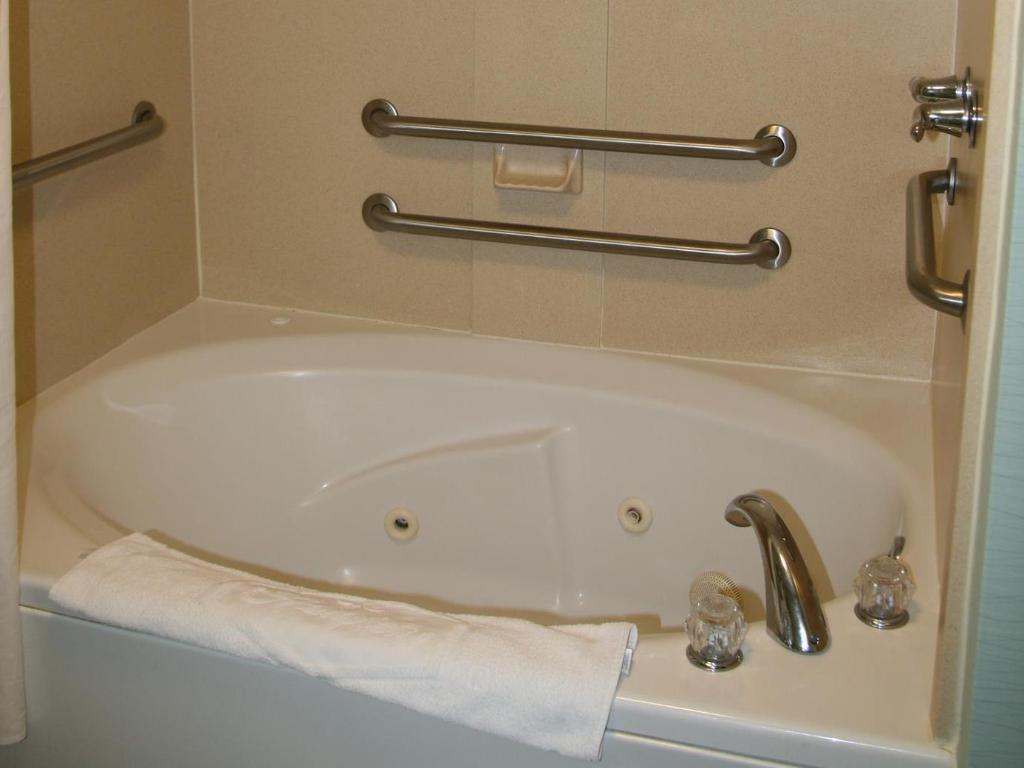 SUITE, KING BED, ACCESSIBLE