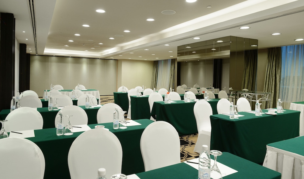 Pacific Regency Hotel Suites 65/70