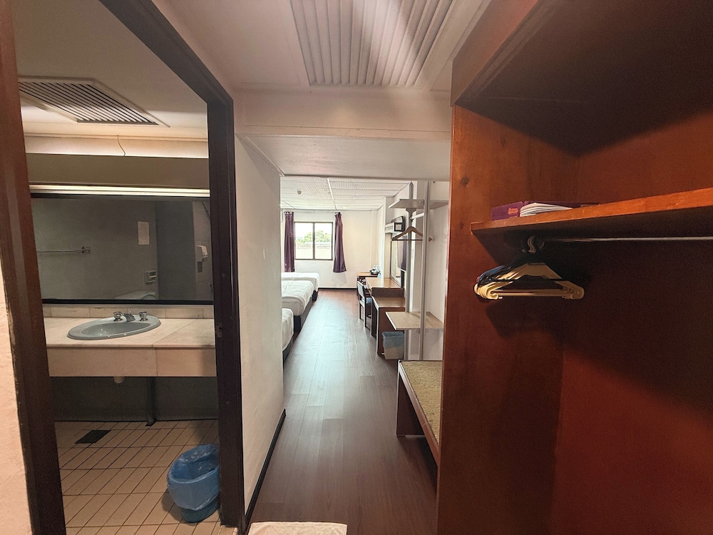 Anika Inn 34/44