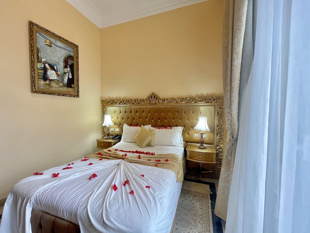 ROOM, DOUBLE BED