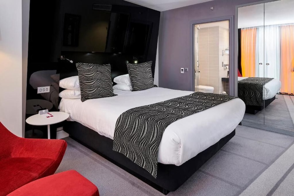 STANDARD, QUEEN BED, ACCESSIBLE