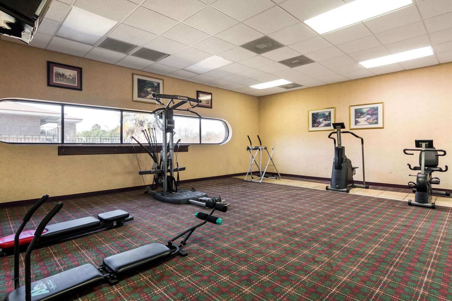 Econo Lodge Inn & Suites Conference Center 24/44