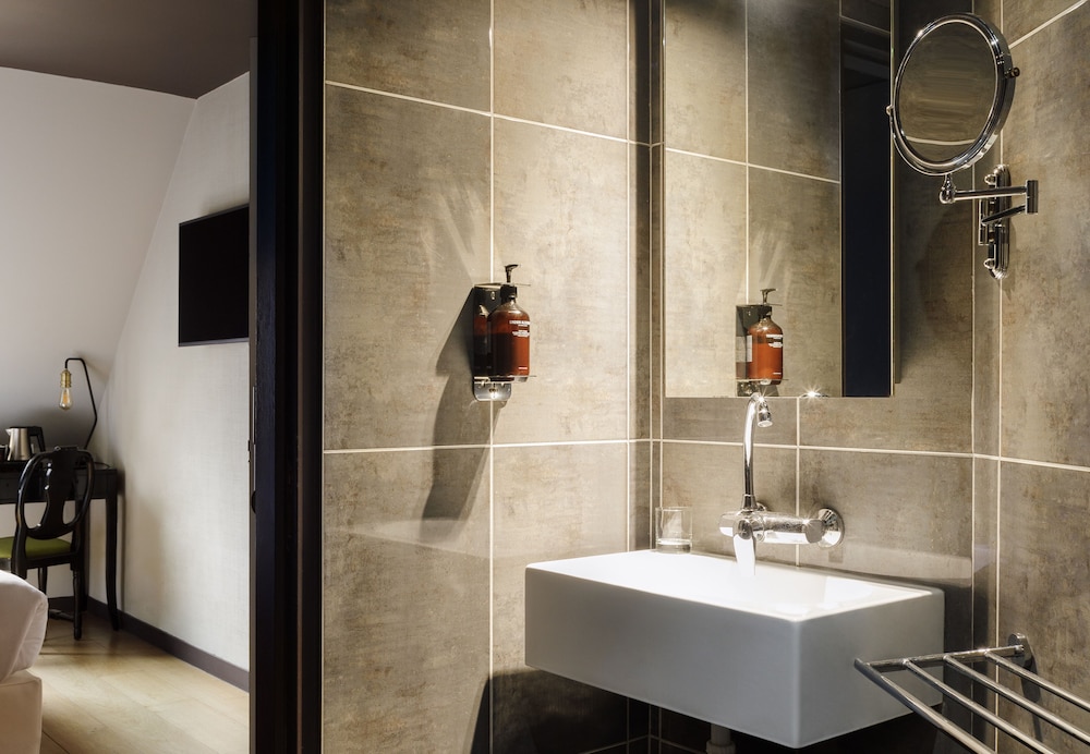 NEW Hotel Republique 49/52