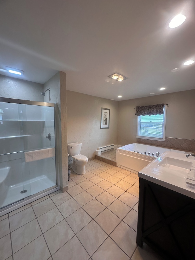 Honeymoon, Suite, King Bed, Sofa, Pictured Rocks Inn & Suites 5/5