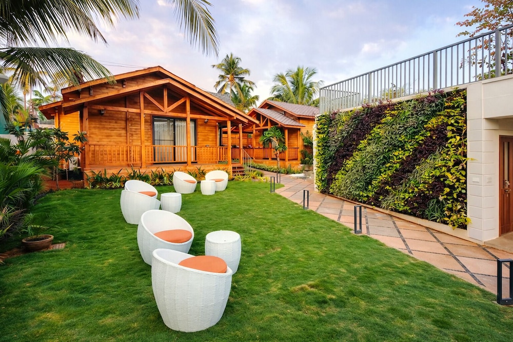 Foxoso Aaristo Baga Beach Resort 38/48