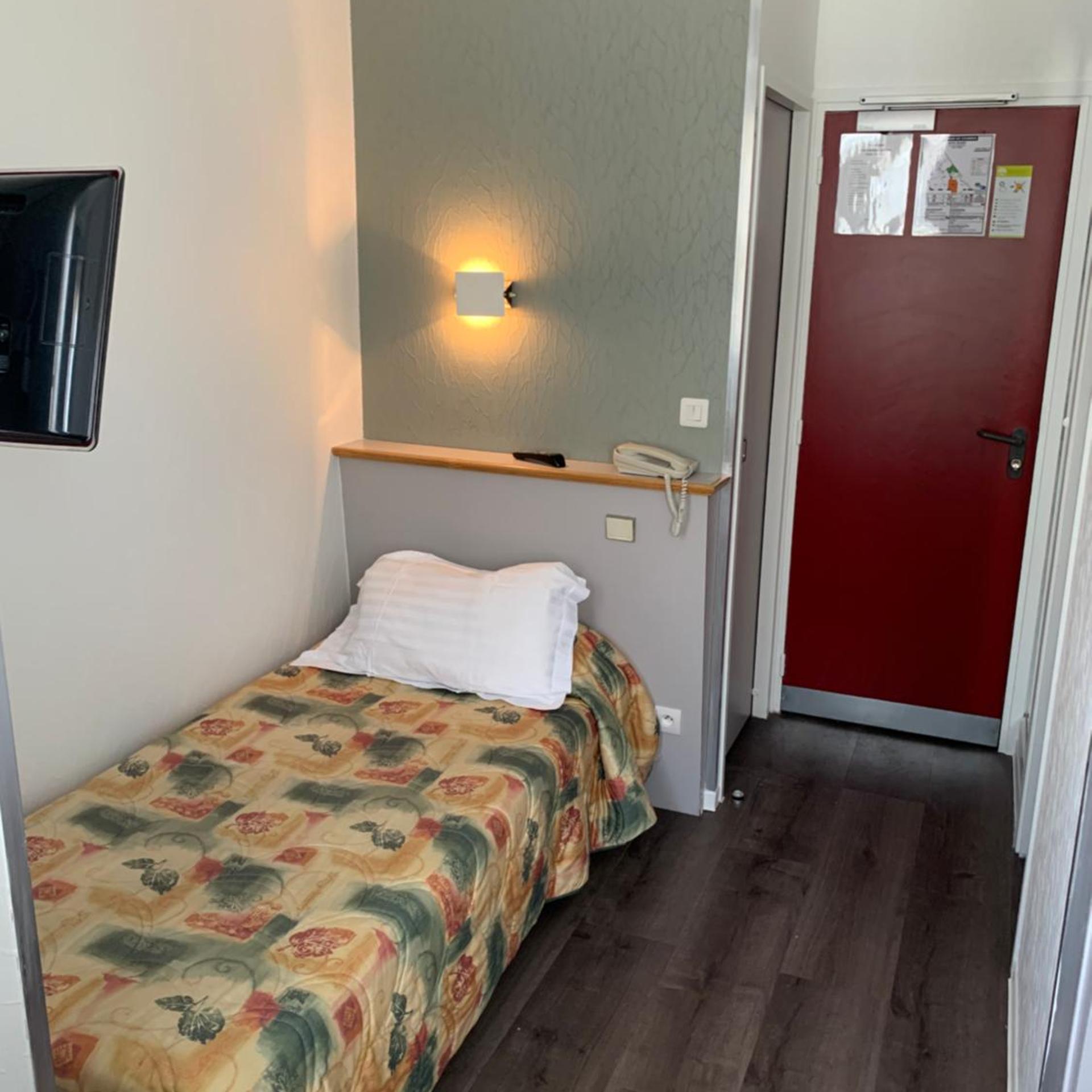 ROOM, SINGLE