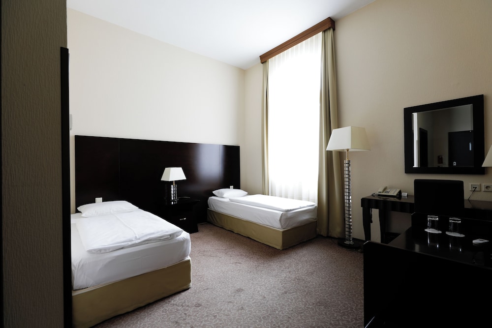 ROOM, TWIN BEDS