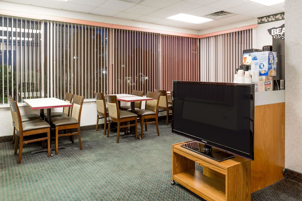 Travelodge by Wyndham Ridgeway Martinsville Area 12/16