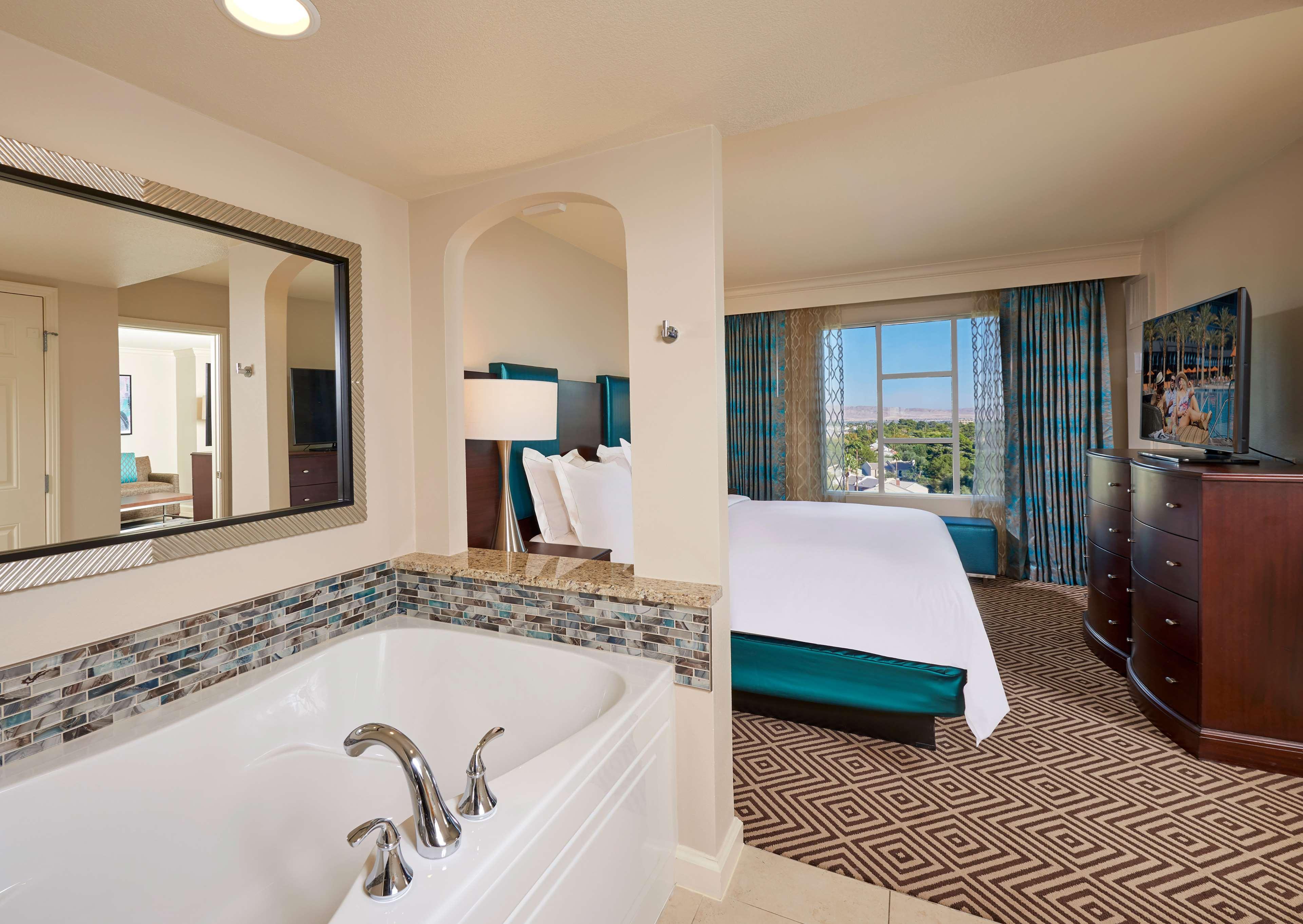 2 BEDROOMS, SUITE, 1 KING AND 2 QUEEN BEDS, SOFA