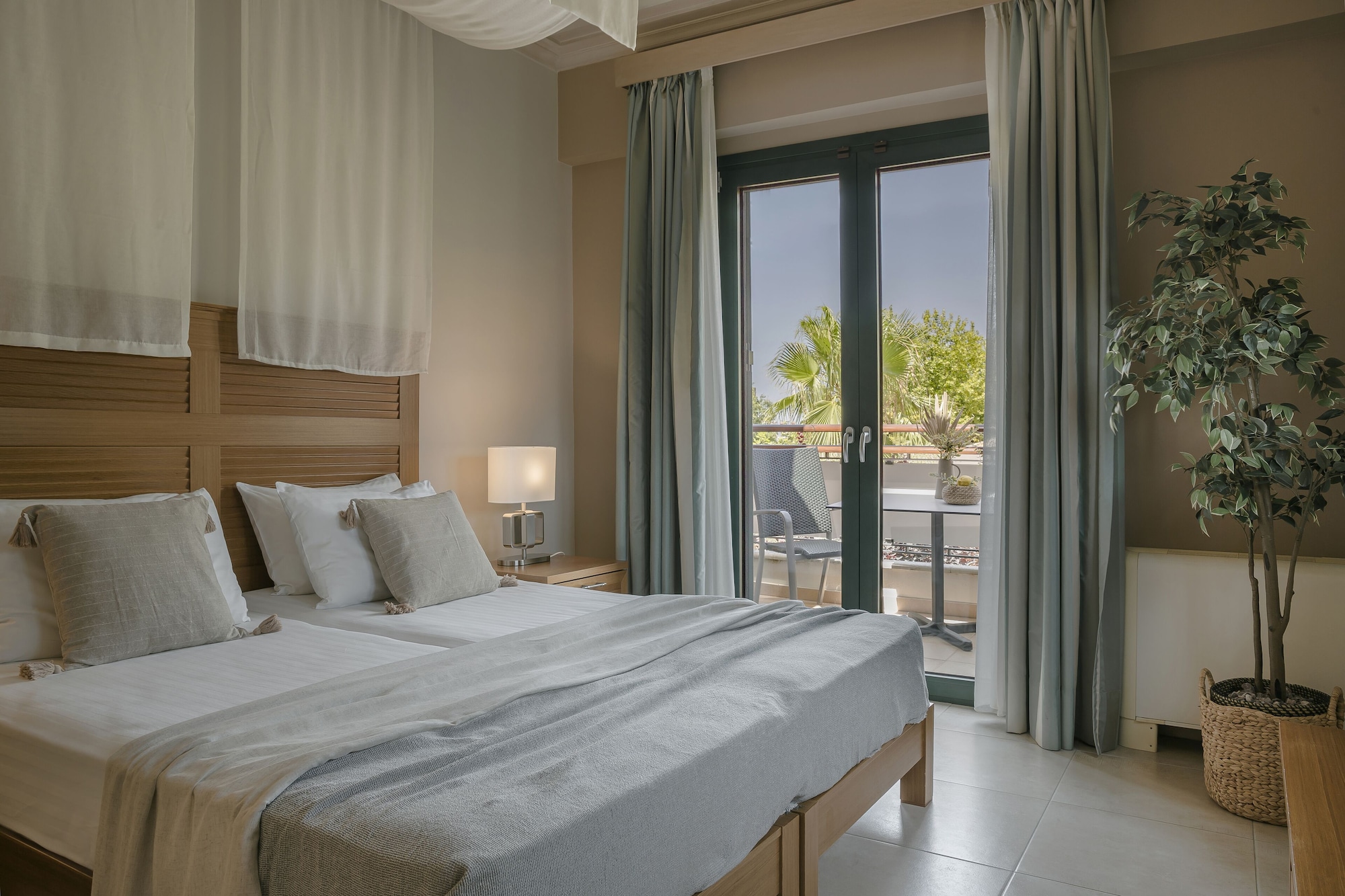2 Bedrooms, Ambassador, Suite, King and Twin Beds