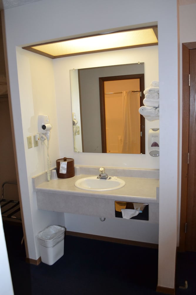 Sky Lodge Inn Suites 15/34