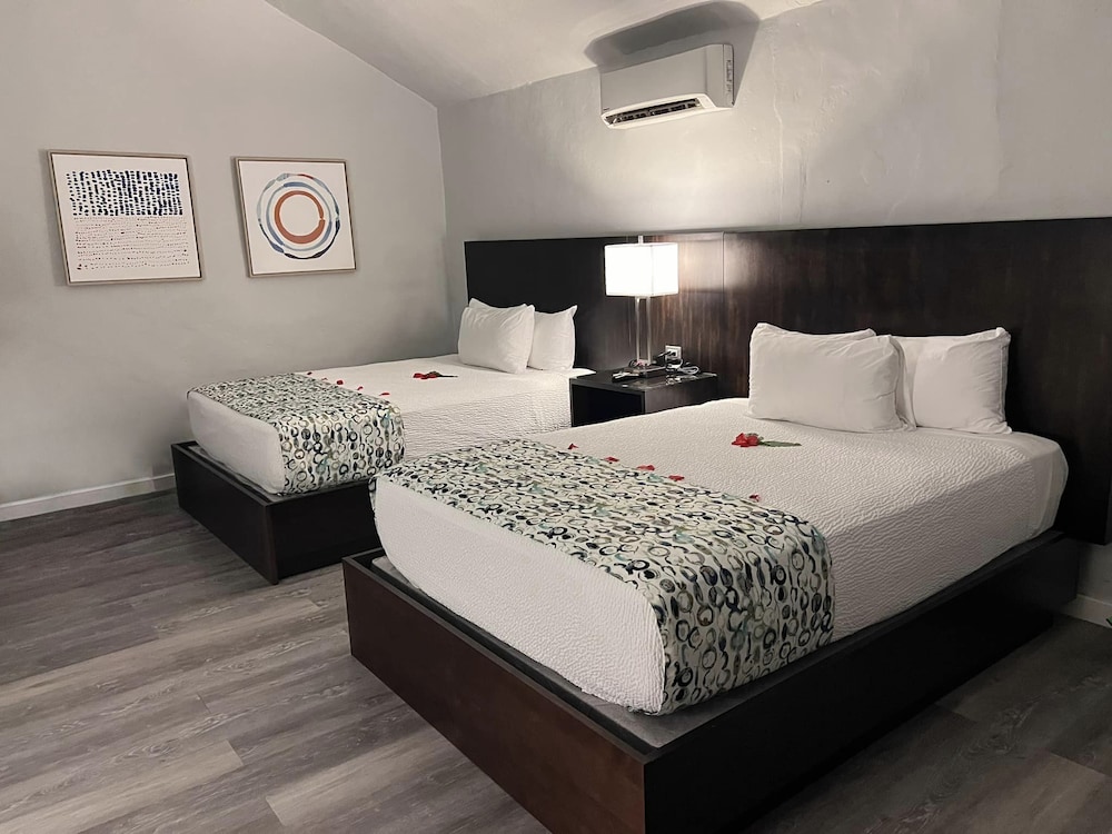 SUITE, 2 QUEEN BEDS, WATER VIEW