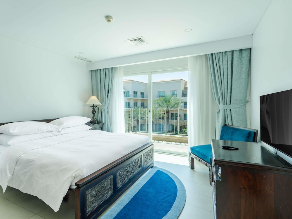 4 BEDROOMS, VILLA