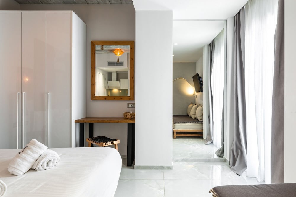 Blue Carpet Luxury Suites 11/50