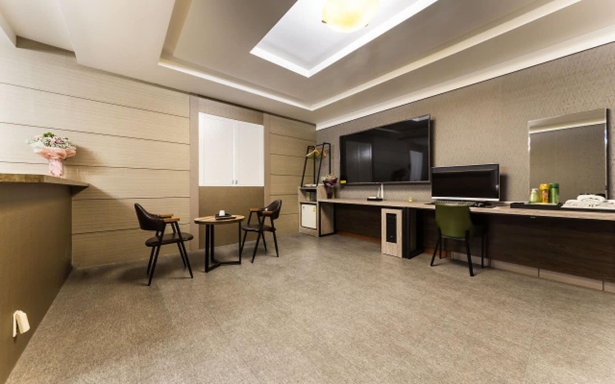 No 1 Hotel 37/44