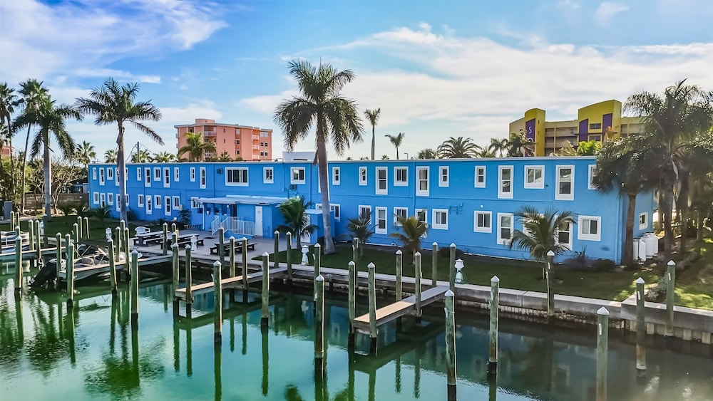 The Bayside Inn Marina 65/68