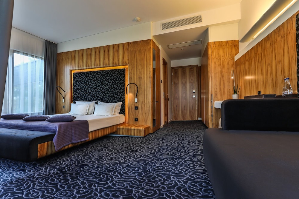 Deluxe, 1 King and 1 Single Beds, Design Building
