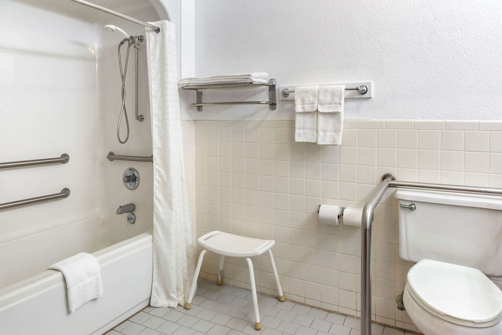 Econo Lodge Inn & Suites Albany North 14/41