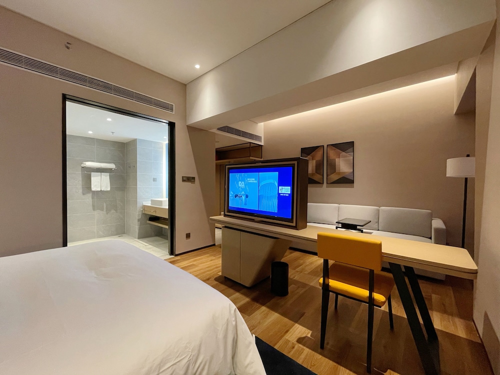 Holiday Inn Express Shenzhen Longhua 24/77