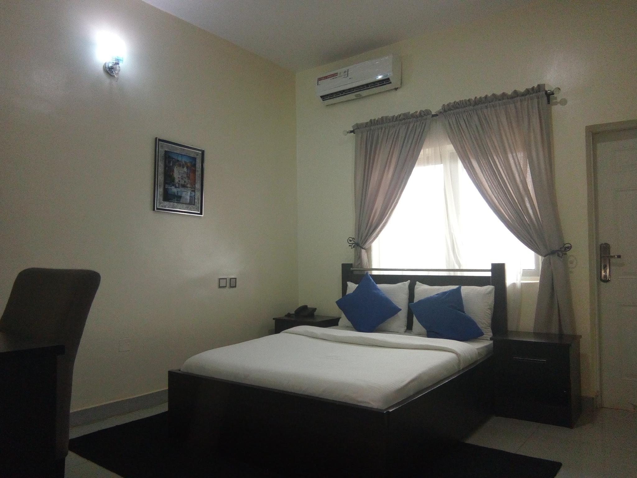 غرفة قياسية بسرير كوين