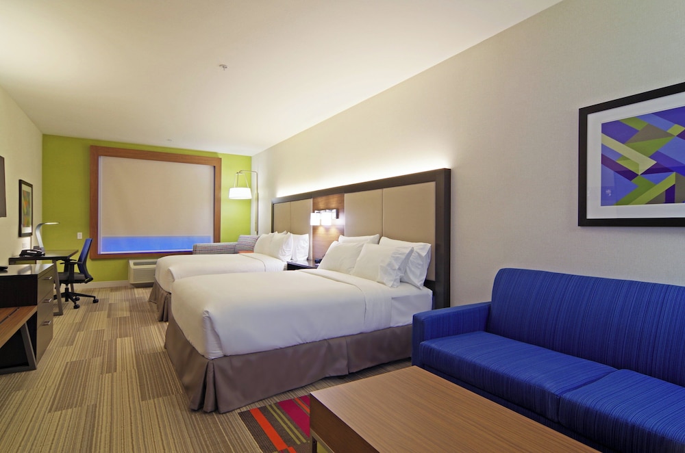 Suite, 2 Queen Beds, Extra Floor Space, Sofa