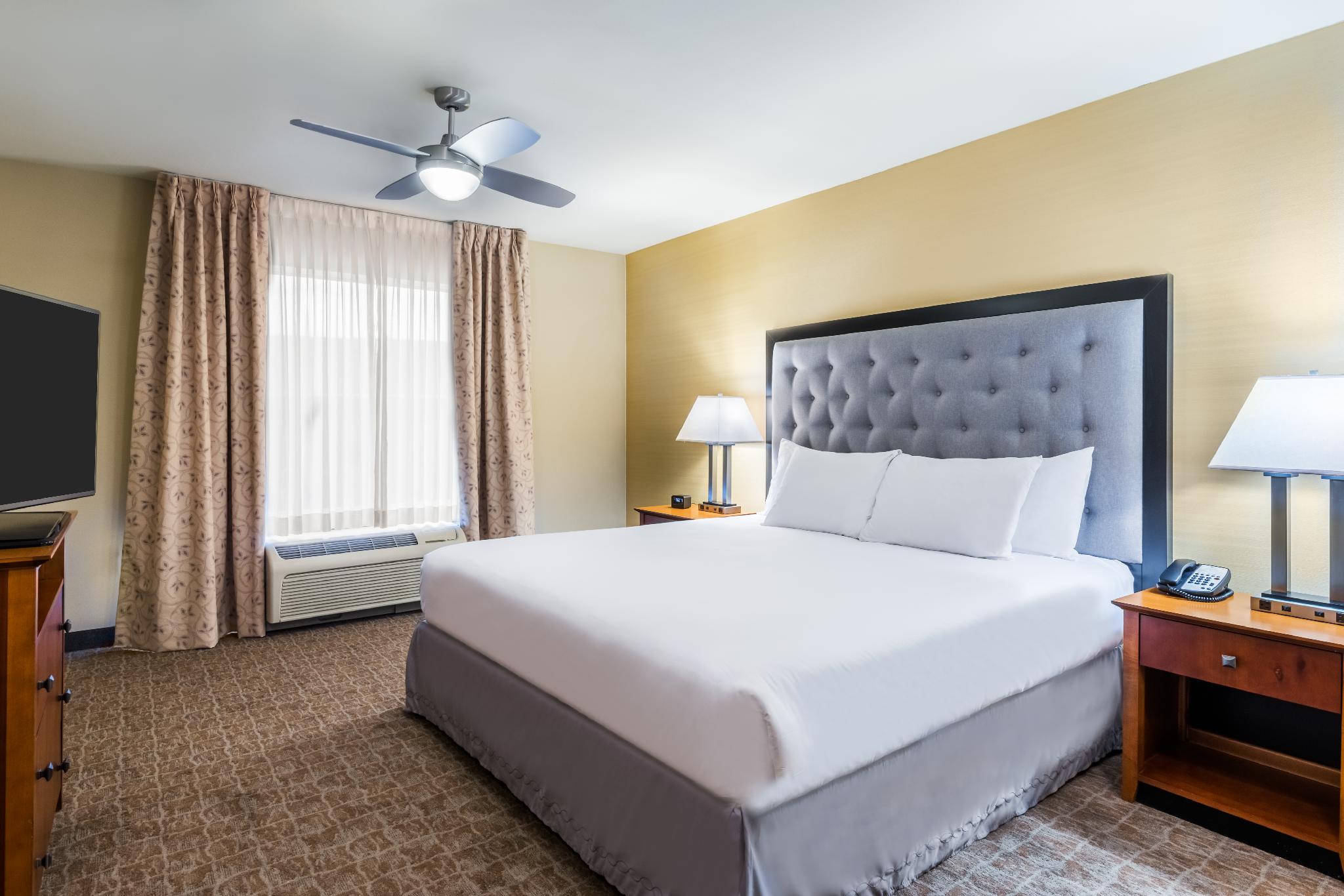 2 Bedrooms, Suite, 2 Bathrooms