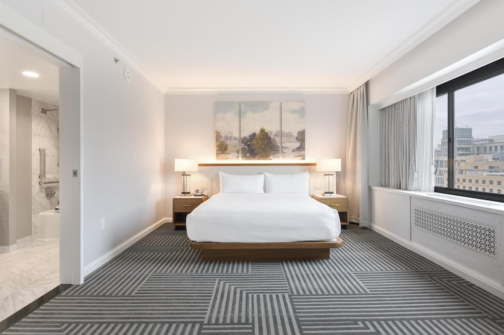 ROOM, QUEEN BED, BATHTUB
