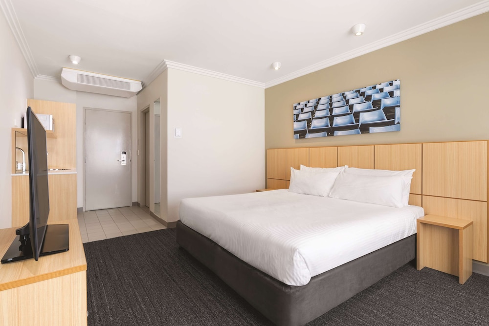 Mercure Sydney Blacktown 32/72