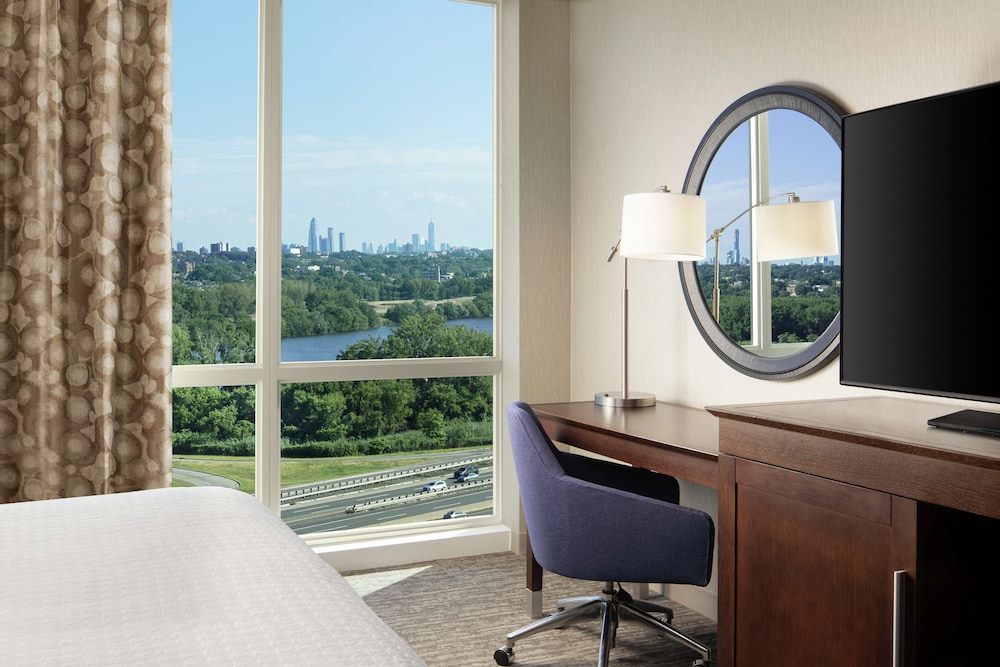 Hampton Inn and Suites Teaneck Glenpointe, NJ 18/41