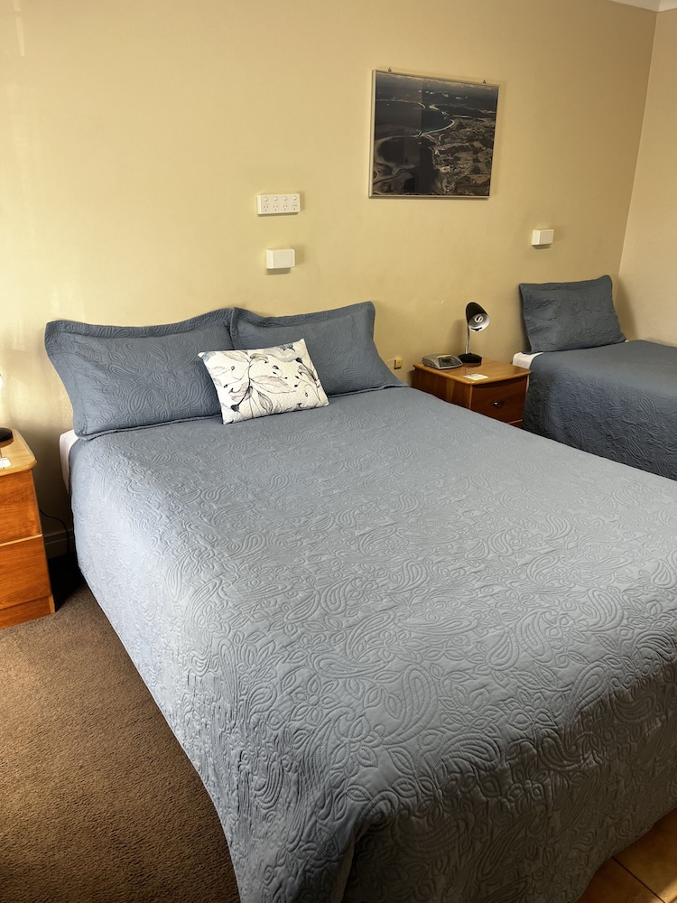 Plus, Classic, Studio, 1 Queen and 1 Single Bed، Emu Point Motel 3/5