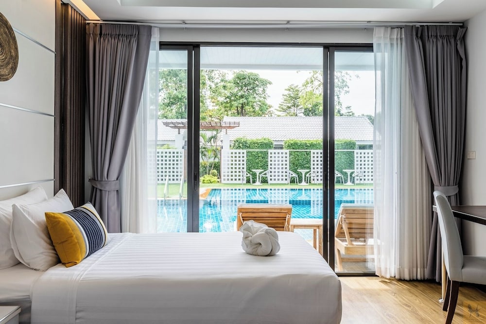 DELUXE, KING BED, POOL ACCESS