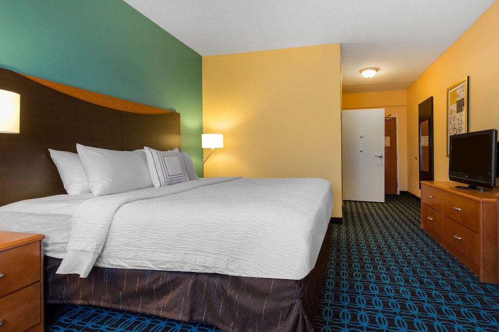 AmericInn by Wyndham St. Cloud MN Shopping Area 10/51