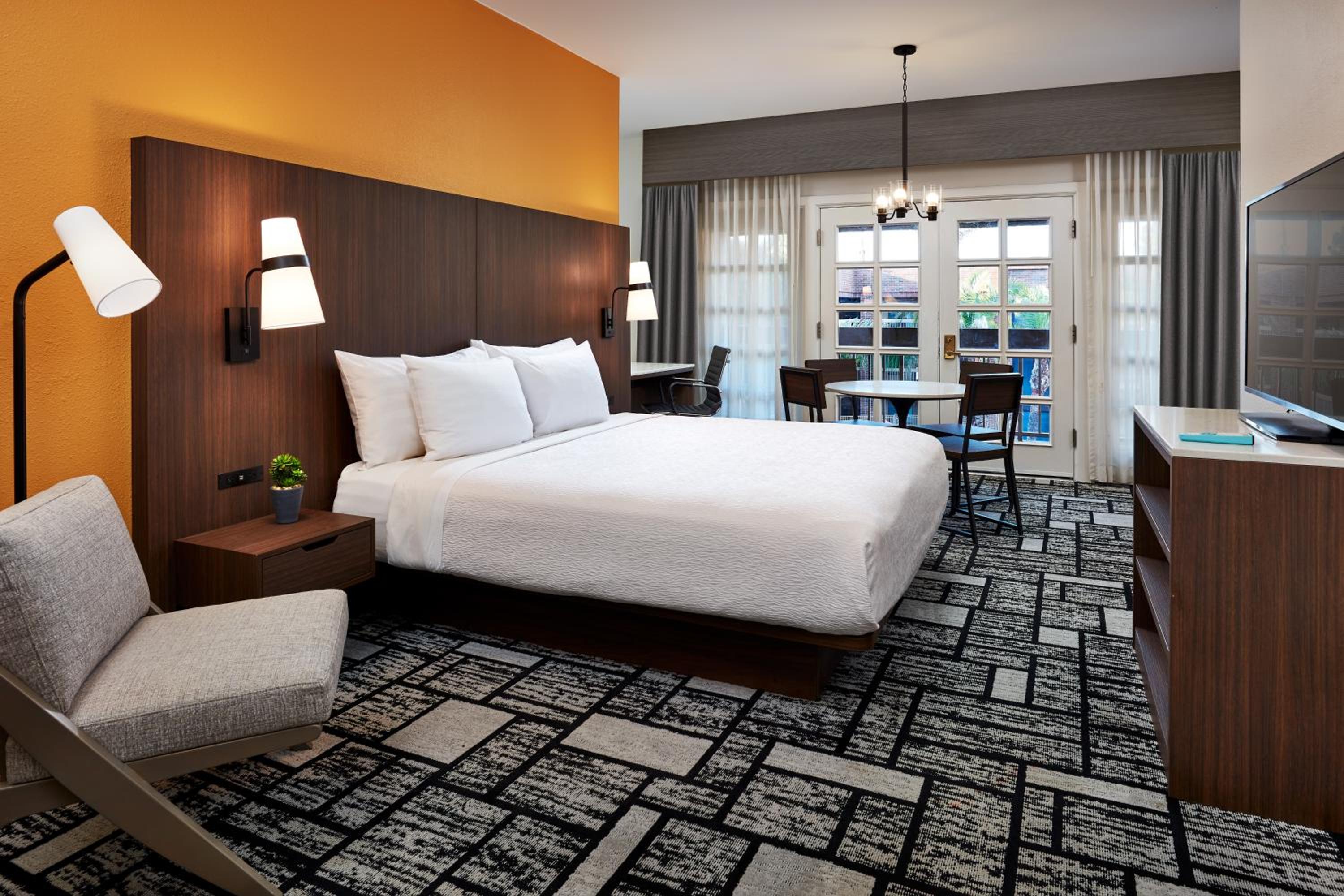 جناح بسرير كينج مع أريكة، Best Western Plus Meridian Inn & Suites, Anaheim-Orange 4/7