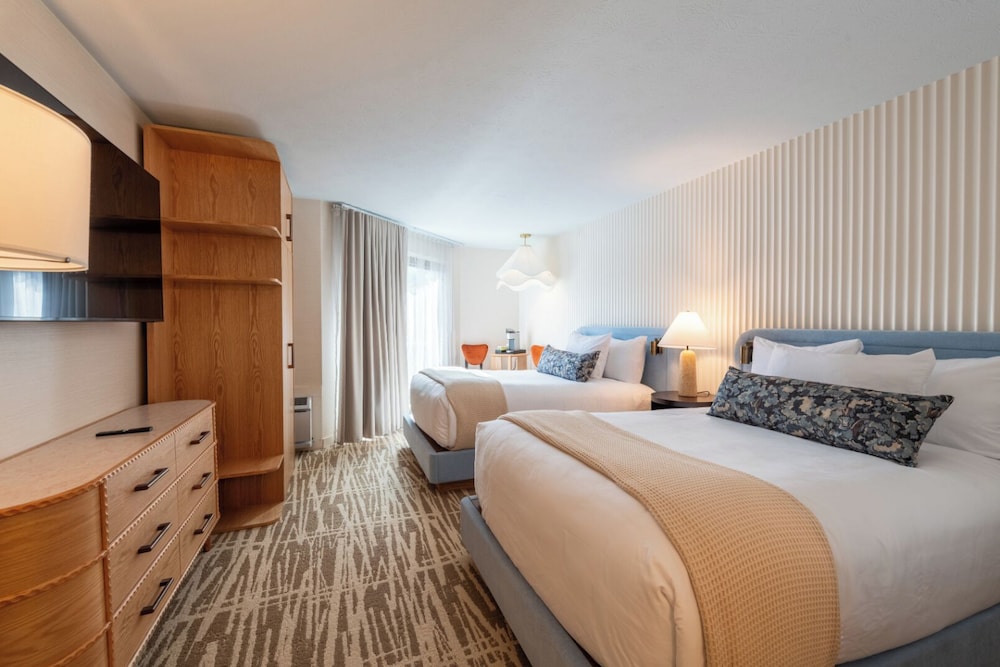 Pines, 2 Double Beds, Exterior Entrance