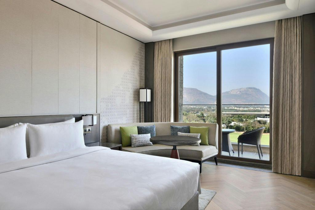 Suite, King Bed, Golf Course View, Balcony, Executive Lounge Access, Corner