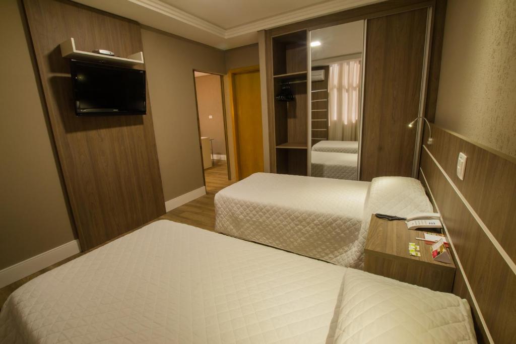 SUITE, TRIPLE, TWIN BEDS