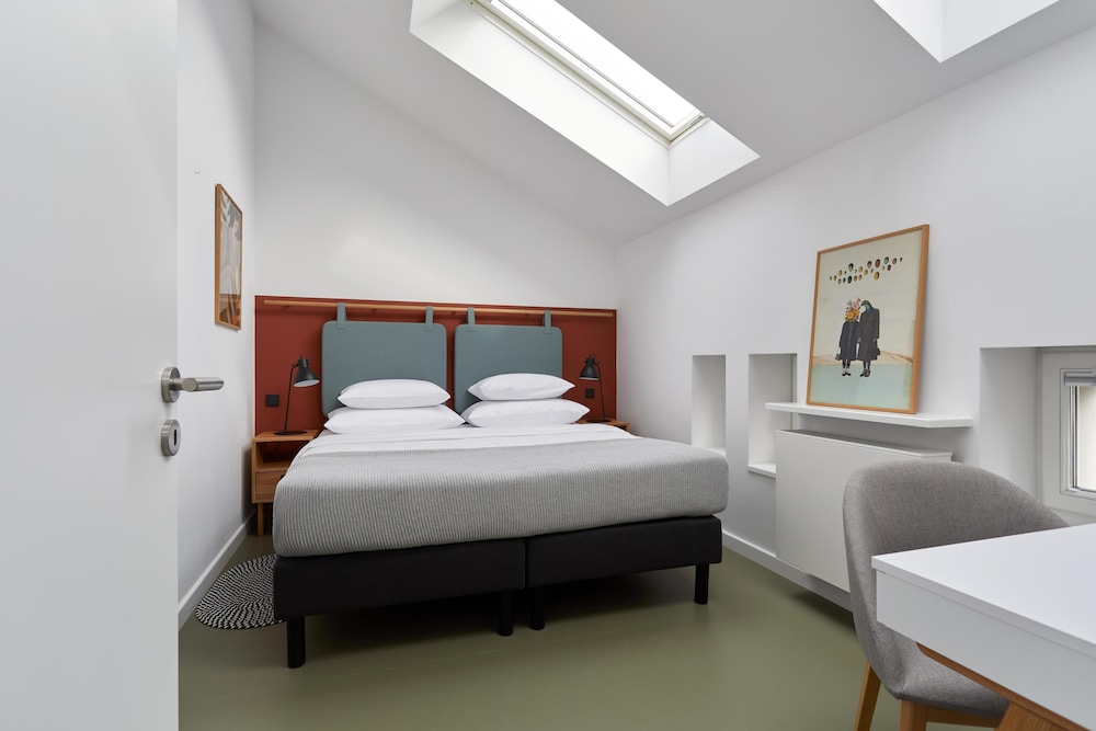 2 BEDROOMS, APARTMENT