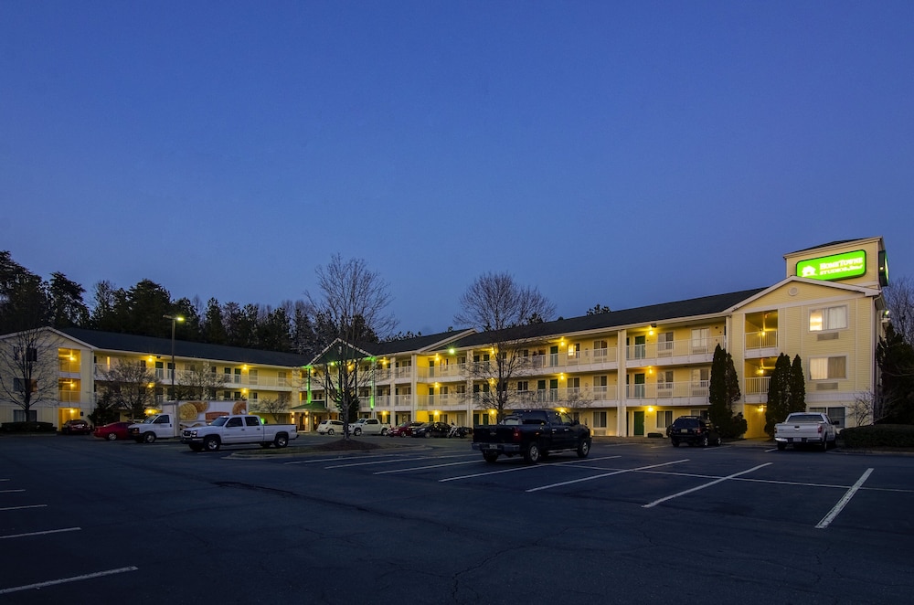 Suburban Studios Winston Salem-University Parkway 21/30