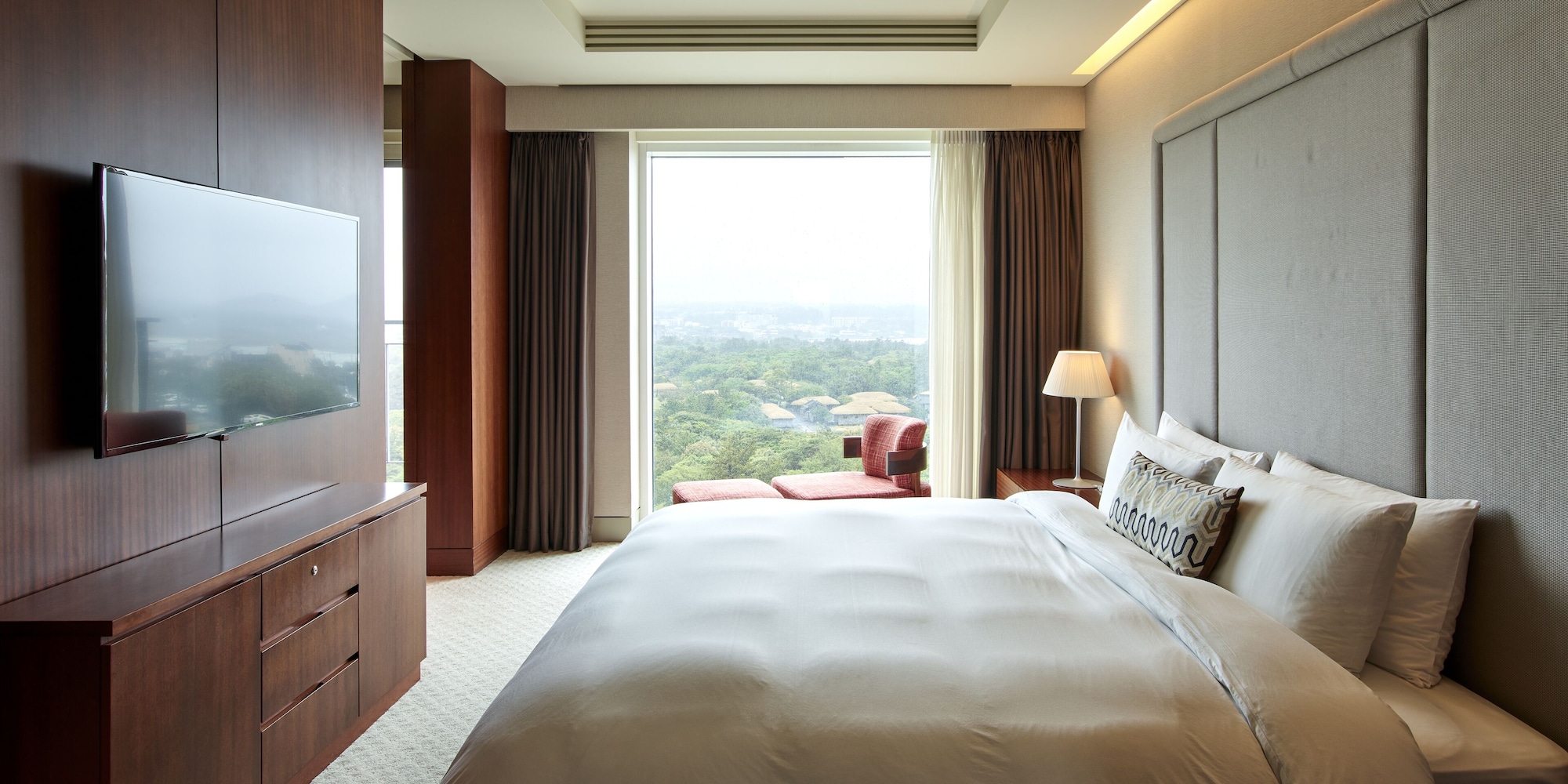 VILLAGE, SUPERIOR, SUITE, KING BED