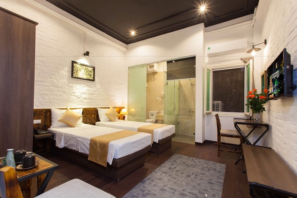 DELUXE, DOUBLE OR TWIN BED