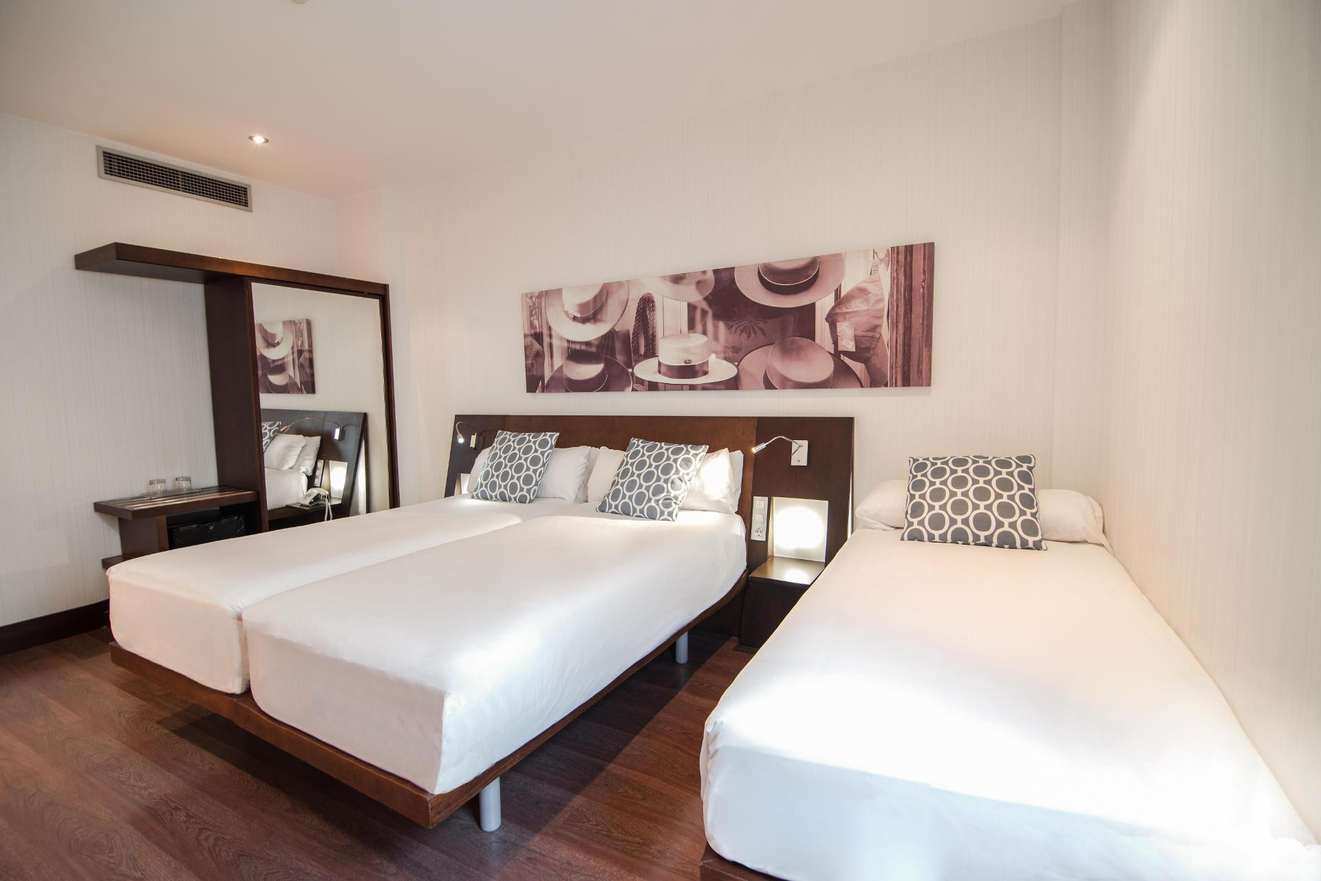 غرفة قياسية ثلاثية، Petit Palace Marques Santa Ana 3/3