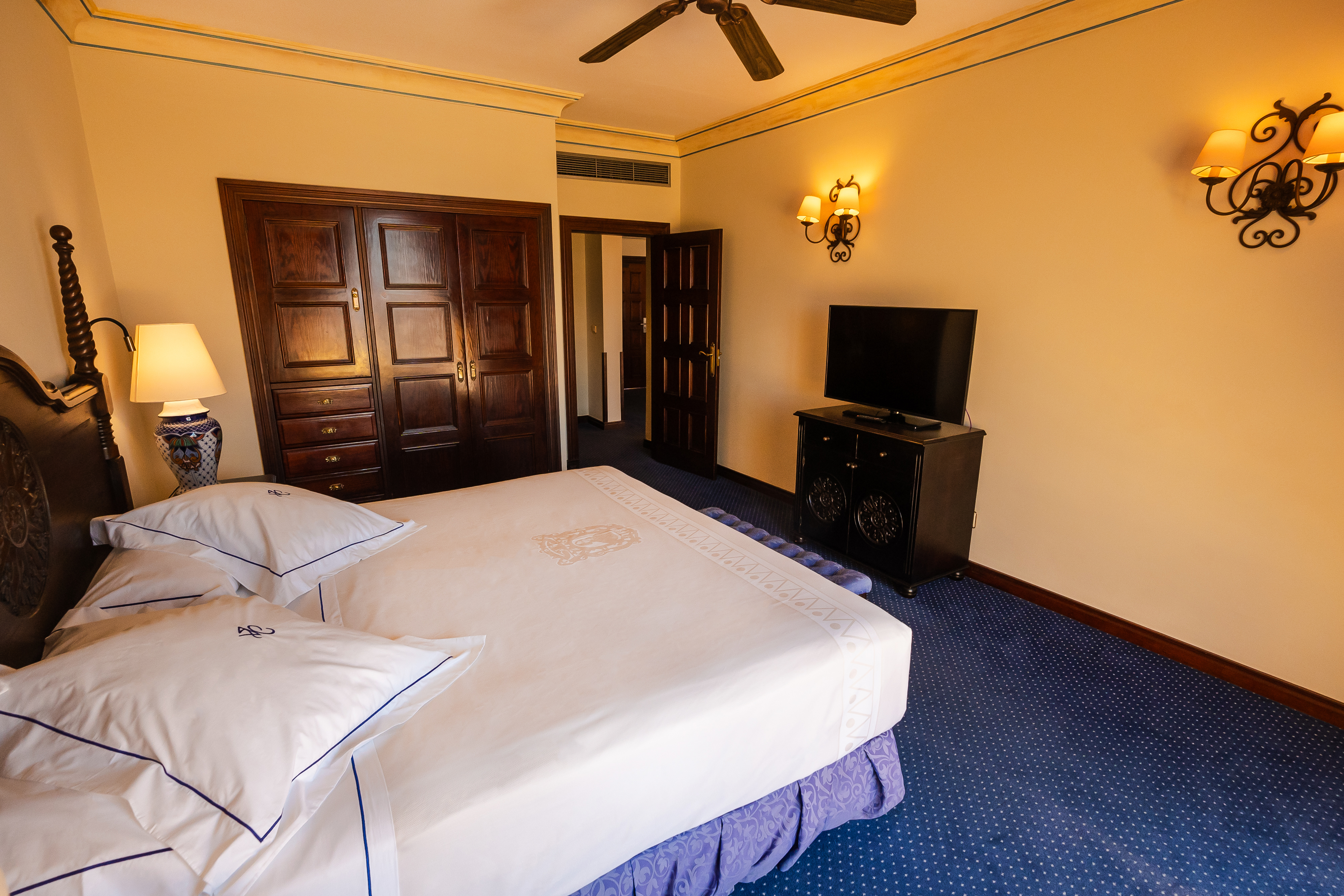 جناح، Europe Villa Cortes 2/10