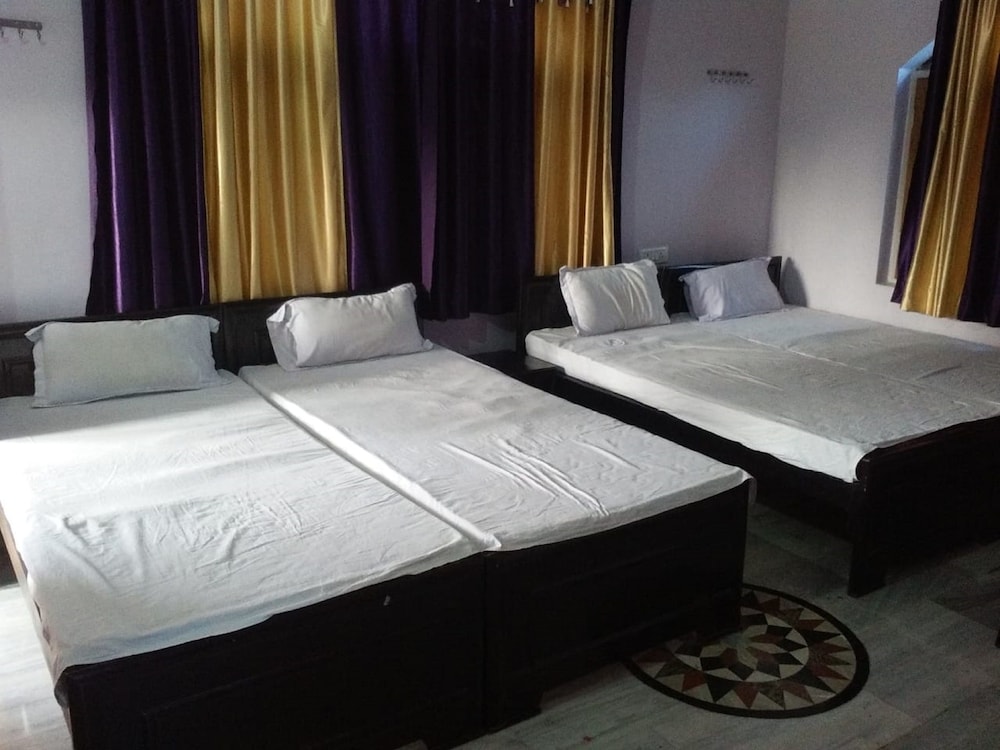 ROOM, 4 BEDS