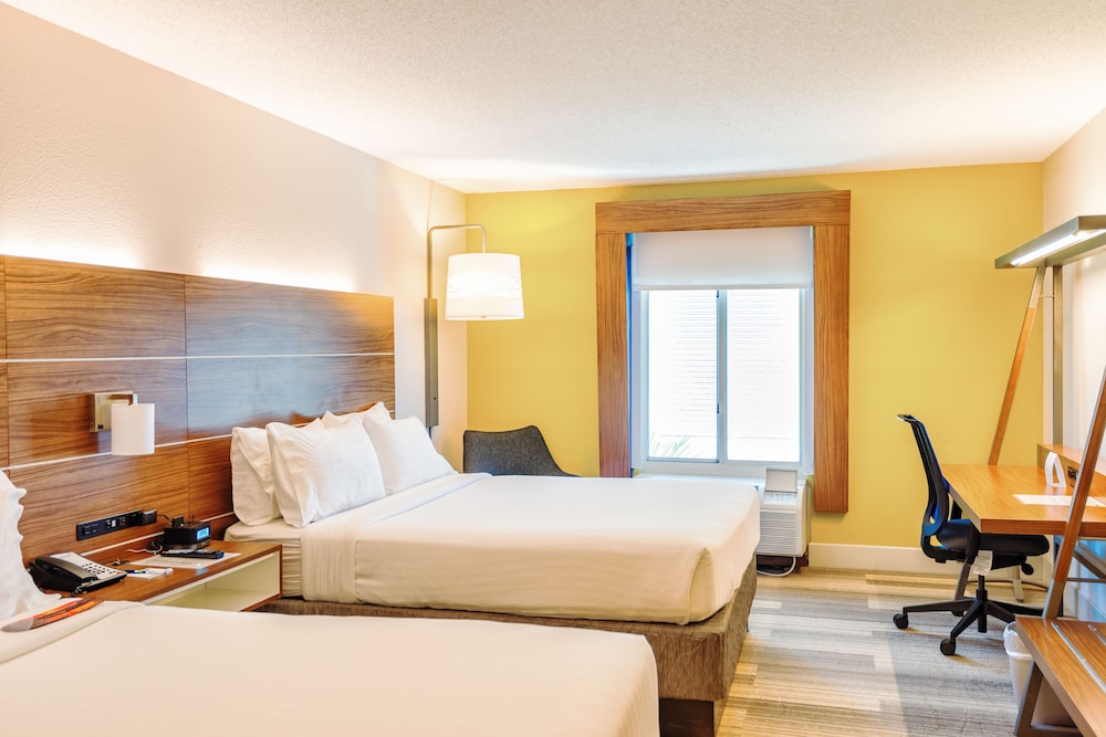 Holiday Inn Express Charleston US Hwy 17 & I-526 24/77