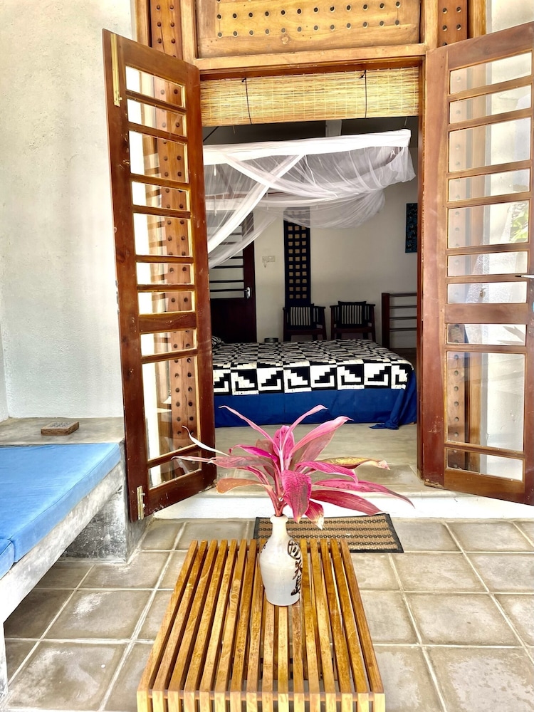 Isana Beach House 4/50